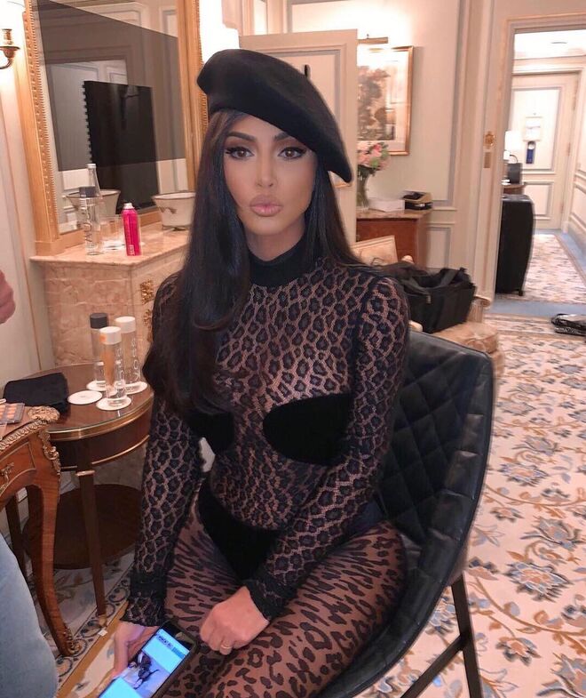 Kim foi fotografada em França com um jumpsuit preto e com animal print. Mas a diferença do look estava no facto dele ser transparente e tapar estrategicamente as áreas dos seios e da virilhas.
