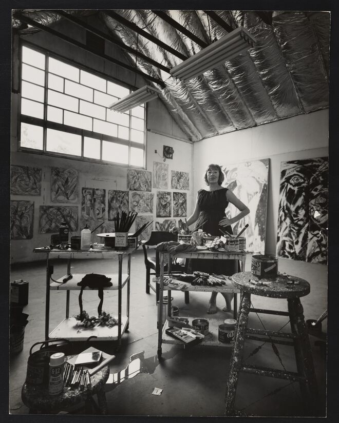 Lee Krasner no seu estúdio no celeiro, 1962. Fotografada por Hans Namuth. 