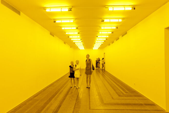Room for one colour, Olafur Eliasson, 1997. Lâmpadas de monofrequência. Fotografia de uma instalação no PinchukArtCentre, em Kiev, 2011.