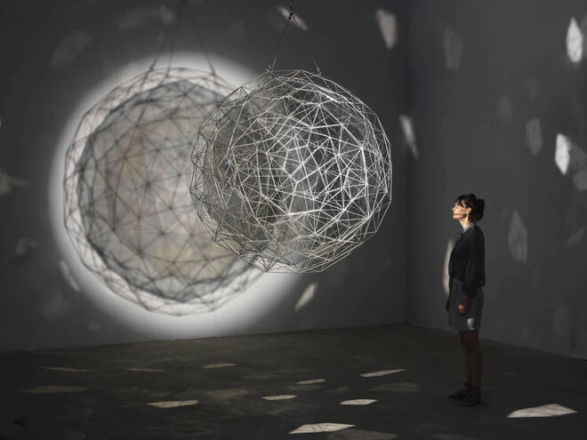 Stardust particle, Olafur Eliasson, 2014. Aço inoxidável, vidro espelhado, arame , motor, foco. 