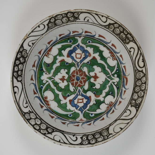 Prato fundo com arabescos. Turquia, Iznik, período Otomano c. 1600. Calouste Gulbenkian Museum – Founder’s Collection.