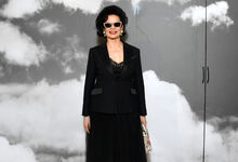 Bianca Jagger continua a usar um smoking melhor que ninguém 