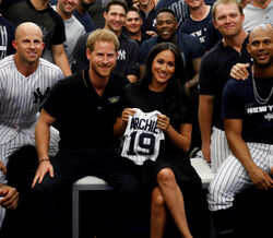 Duques de Sussex aparecem de surpresa num jogo de basebol em Londres  