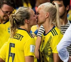 O beijo entre duas jogadoras de futebol que quebrou preconceitos