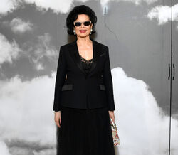 Bianca Jagger continua a usar um smoking melhor que ninguém 