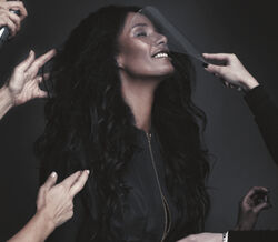 "Cheguei a ouvir em castings: 'Não pedimos modelos negras!'", conta Nayma