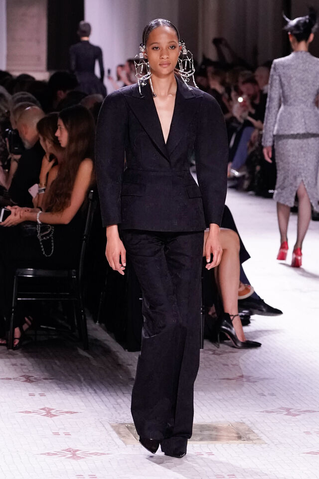 Desfile Givenchy para a coleção outono/inverno 2019/2020 na Semana da Moda da Alta-Costura em Paris