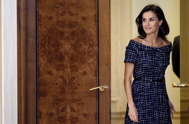 A rainha Letizia escolheu um vestido em tweed da Zara, disponível por €19,99 no site da marca, para uma cerimónia no Palácio da Zarzuela, residência dos reis de Espanha.