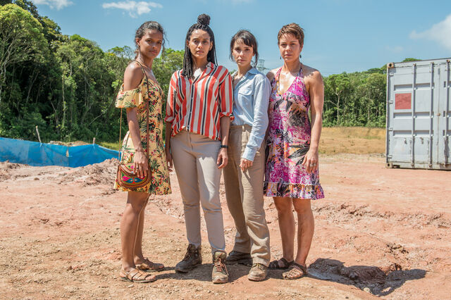 A série conta com um elenco de peso, com Débora Falabella no papel da jornalista Natalie, Leandra Leal como a ativista Luiza, Taís Araújo como a advogada Verônica e Thainá Duarte como a ativista novata Clara