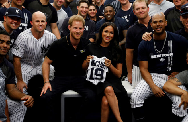 Duques de Sussex aparecem de surpresa num jogo de basebol em Londres  