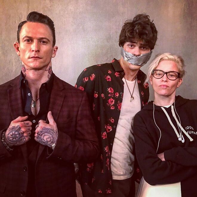 Os atores Noah Centineo e Sam Claflin com a realizadora Elizabeth Banks.