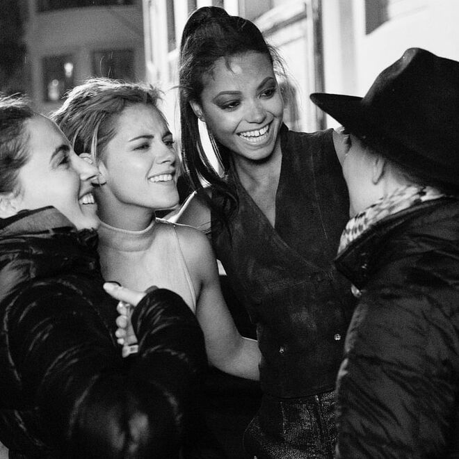 Kristen Stewart, Naomi Scott, Ella Balinska e a realizadora.
