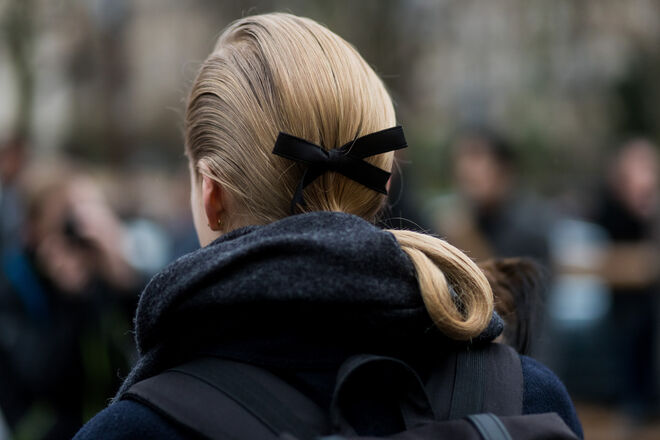 Uma modelo com o cabelo molhado um laço em Paris, França