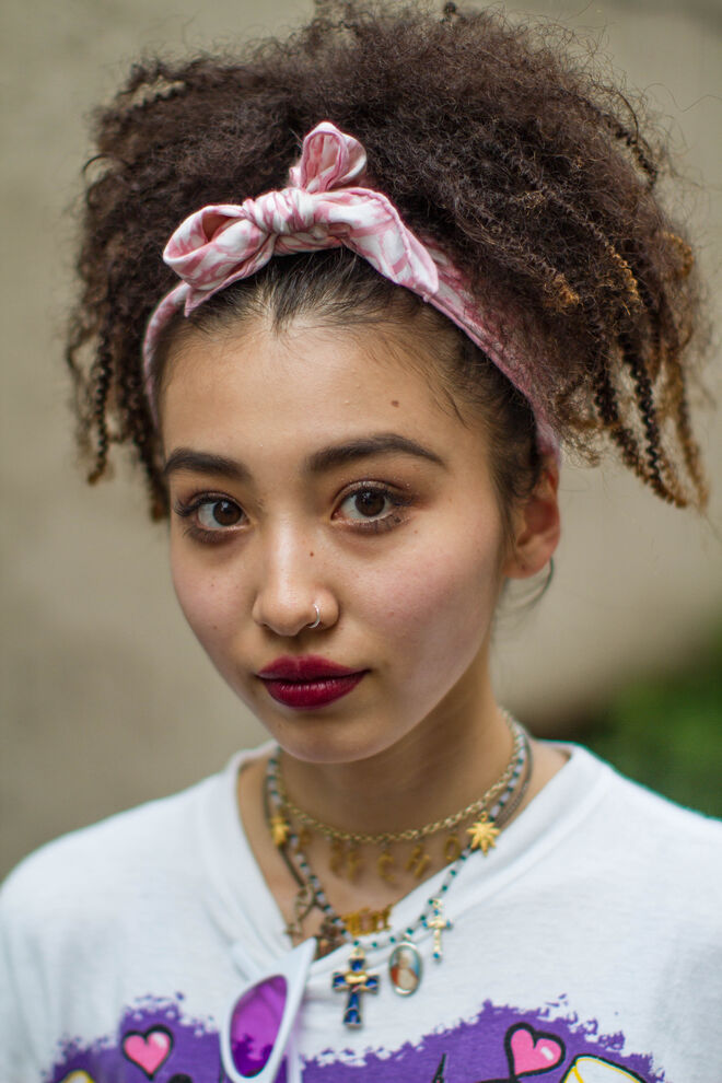 Chika a usar gravata vintage rosa para um desfile na rua Harajuku