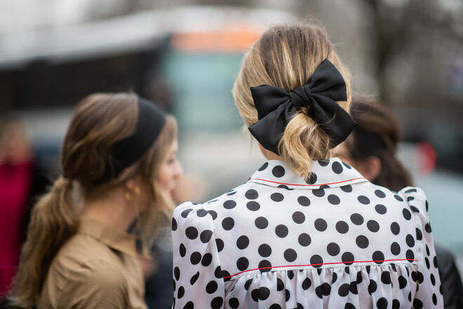Rebecca Laurey com laço no cabelo durante a semana da moda de Nova Iorque Outono Inverno 2019