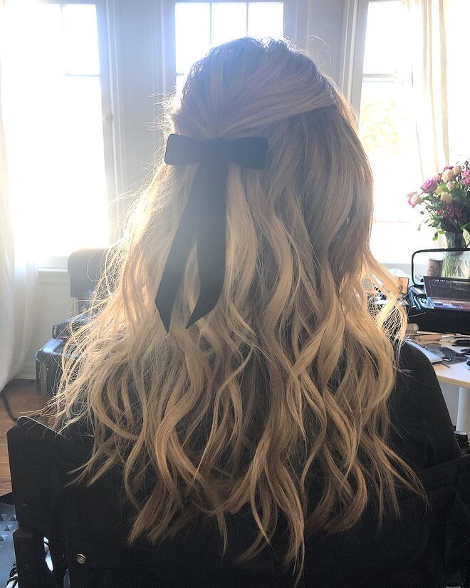 Penteado com laço feito pelo hairstylist Ryan RichMan