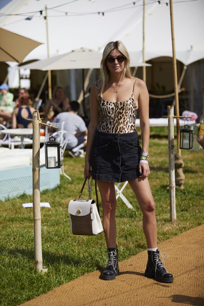 Camille Charriere com mala Coach