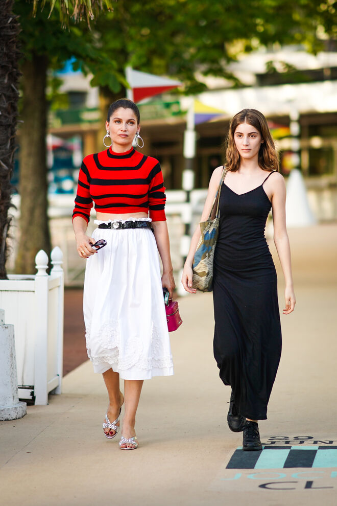 Laetitia Casta e a filha Sahteene Sednaoui.