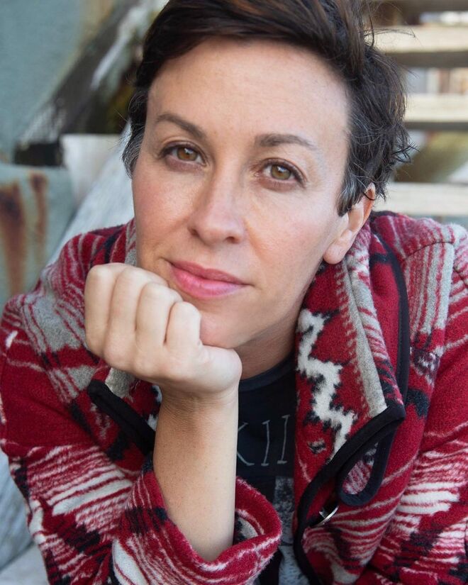 Alanis Morissette - Revelando sentir uma “tristeza inexplicável”, a cantora contou que após o nascimento do filho Ever em 2010, os problemas hormonais que desencadeavam mudanças de humor (que ela pensava terem sido devido à gravidez) não desapareceram, pelo contrário, pioraram. 