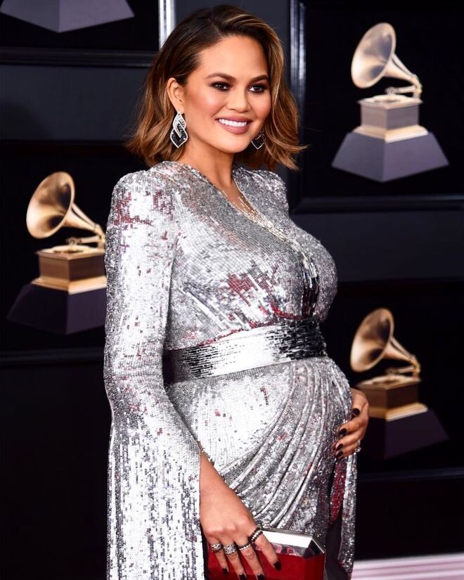 Chrissy Teigen - Modelo e it-girl, Chryssy Teigen revelou à revista Glamour detalhes sobre a sua luta contra a depressão pós parto após o nascimento de sua primeira filha Luna. Casada com o artista John Legend, Teigen partilhou a forma como ultrapassou a inexplicável tristeza que sentiu por meses e como a ajuda do marido foi fundamental, com a intenção de ajudar outras mulheres que enfrentam o mesmo problema.