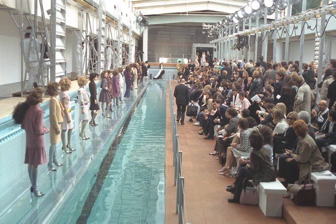  Alta Costura outono/inverno 2000/01, na Piscine Keller, em Paris. Chanel. 