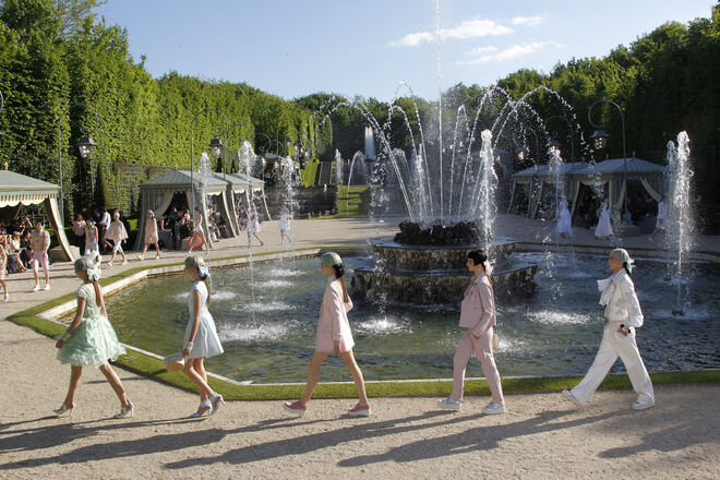 Nos jardins do Château Versailles no desfile Cruise 2013. Chanel.