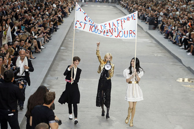 Uma manifestação feminista no Grand Palais no desfile primavera/verão 2015. Chanel.