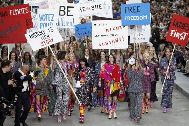Uma manifestação feminista no Grand Palais no desfile primavera/verão 2015. Chanel.
