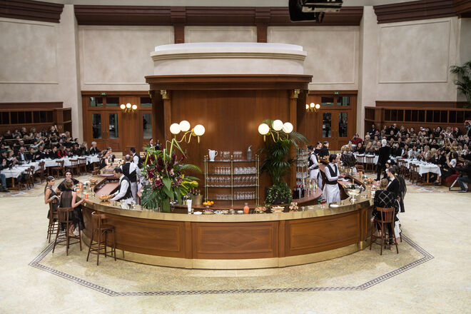 A Brasserie Gabrielle no Grand Palais para o desfile de prêt-à-porter outono/inverno 2015/16. Chanel.