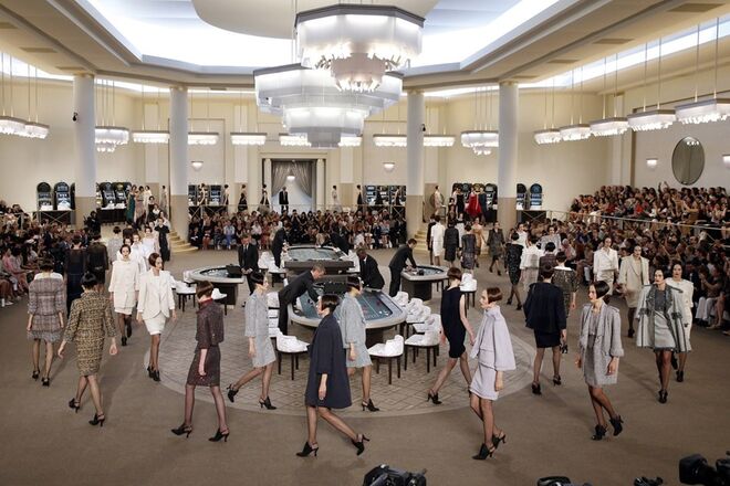 Um casino com celebridades para o desfile de Alta Costura outono/inverno 2015/16. Chanel.