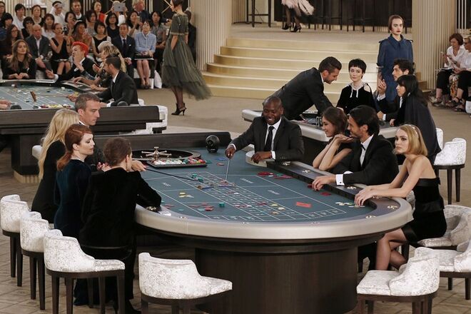 Um casino com celebridades para o desfile de Alta Costura outono/inverno 2015/16. Chanel.