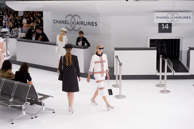 Um aeroporto no Grand Palais para o desfile prêt-à-porter primavera/verão 2016. Chanel.