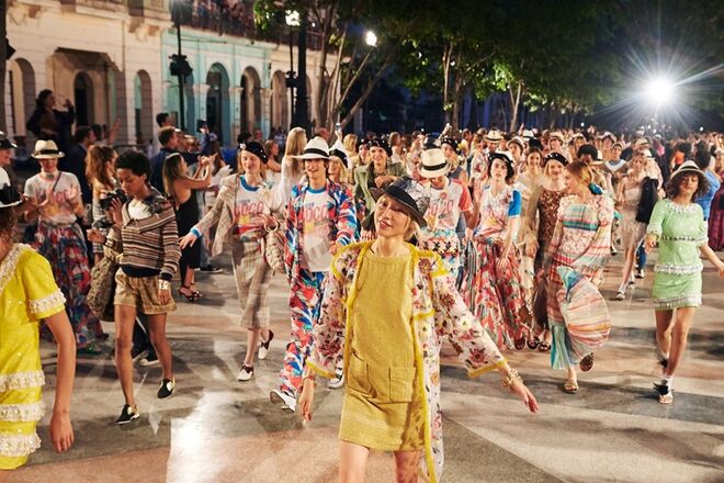 O desfile Cruise 2017 teve lugar em Havana, Cuba. Chanel. 