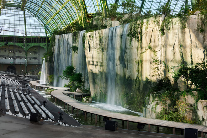 Uma cascata no Grand Palais para o desfile de prêt-à-porter primavera/verão 2018. Chanel.