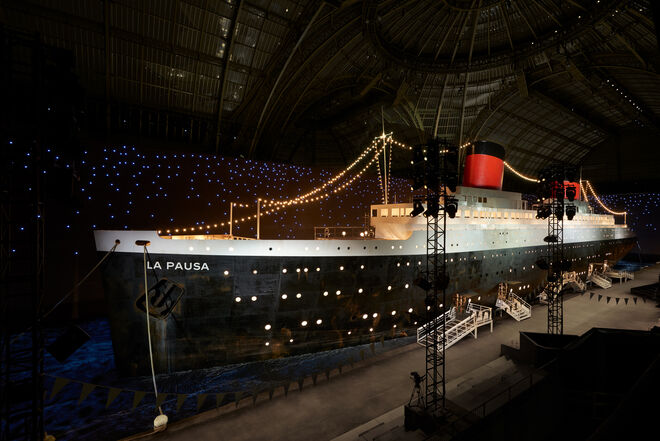 Um cruzeiro atracado no Grand Palais para o desfile de Cruise 2019. Chanel.