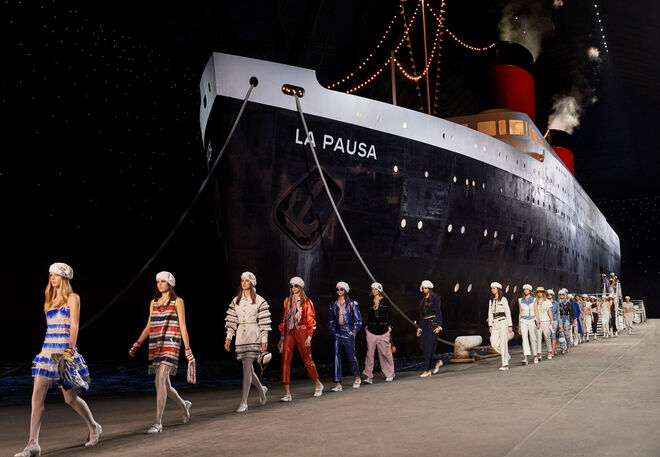 Um cruzeiro atracado no Grand Palais para o desfile de Cruise 2019. Chanel.