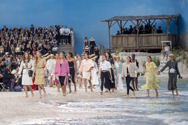 Uma praia no Grand Palais, para o desfile prêt-à-porter primavera/verão 2019. Chanel.