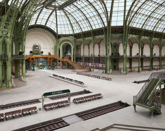 Uma estação de comboio com várias paragens, no Grand Palais. Cruise 2020. Chanel.