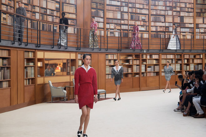 Uma biblioteca para a apresentação da primeira coleção de Alta Costura com assinatura de Virginie Viard. Alta Costura outono/inverno 2019/20. Chanel.