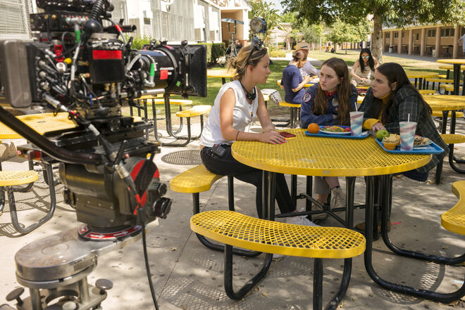 Nesta aclamada comédia, Booksmart, Wilde retrata a diversão, o drama e o frenesim das vidas adolescentes de Molly e Amy (Beanie Feldstein e Kaitlyn Dever, respetivamente), através de uma perspetiva graciosa, mas simultaneamente inteligente e crítica. 