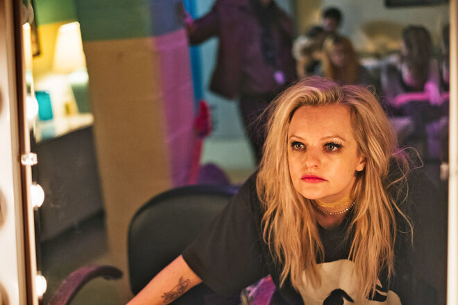 Ninguém melhor do que Elisabeth Moss para levar ao extremo uma personagem como a de Becky Something, uma estrela de punk rock à beira do colapso numa luta contra a dependência do álcool. 
