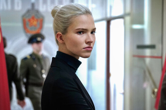 A prova de que as aparências iludem é que por detrás da beleza imaculada e angelical de Anna Poliatova (Sasha Luss) se esconde uma impiedosa assassina ao serviço do KGB e sob as ordens de Olga (Helen Mirren). 
