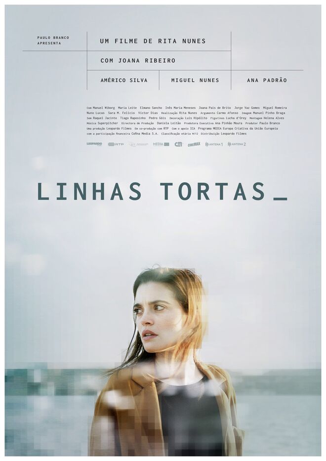 Distinguida com o prémio Sophia de melhor série com Madre Paula (2017), a realizadora Rita Nunes apresenta Linha Tortas, um filme sobre (des)encontros amorosos no mundo das redes sociais. É a história de Luísa (interpretada pela talentosa Joana Ribeiro), atriz, e de António (Américo Silva), escritor e jornalista, que, depois de se cruzarem no Twitter, iniciam uma relação virtual. 