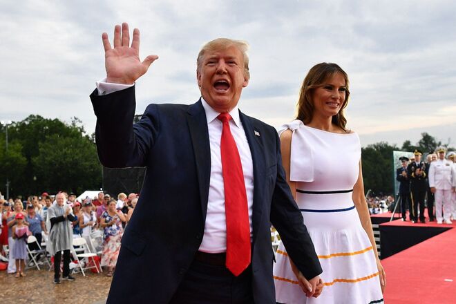 Melania escolheu um vestido branco da designer Carolina Herrera (à venda por €4834 na Farfetch) para a celebração do Dia da Independência dos Estados Unidos da América em Washington D.C., a 4 de julho de 2019
