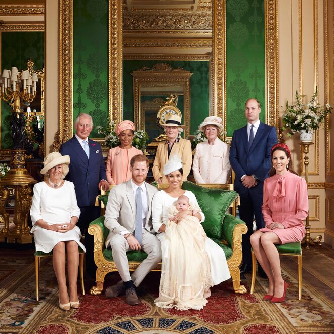 O príncipe Harry e Meghan Markle no centro com Archie Harrison Mountbatten-Windsor. Ao lado, Camila, Duquesa da Cornualha, príncipe Carlos, Doria Ragland, Lady Jane Fellowes, Lady Sarah McCorquodale, príncipe William e Kate Middleton