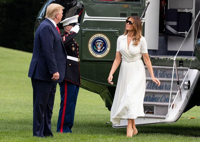 Melania Trump volta à Casa Branca com um vestido claro Ralph Lauren e sapatos Christian Louboutin, 7 de julho de 2019