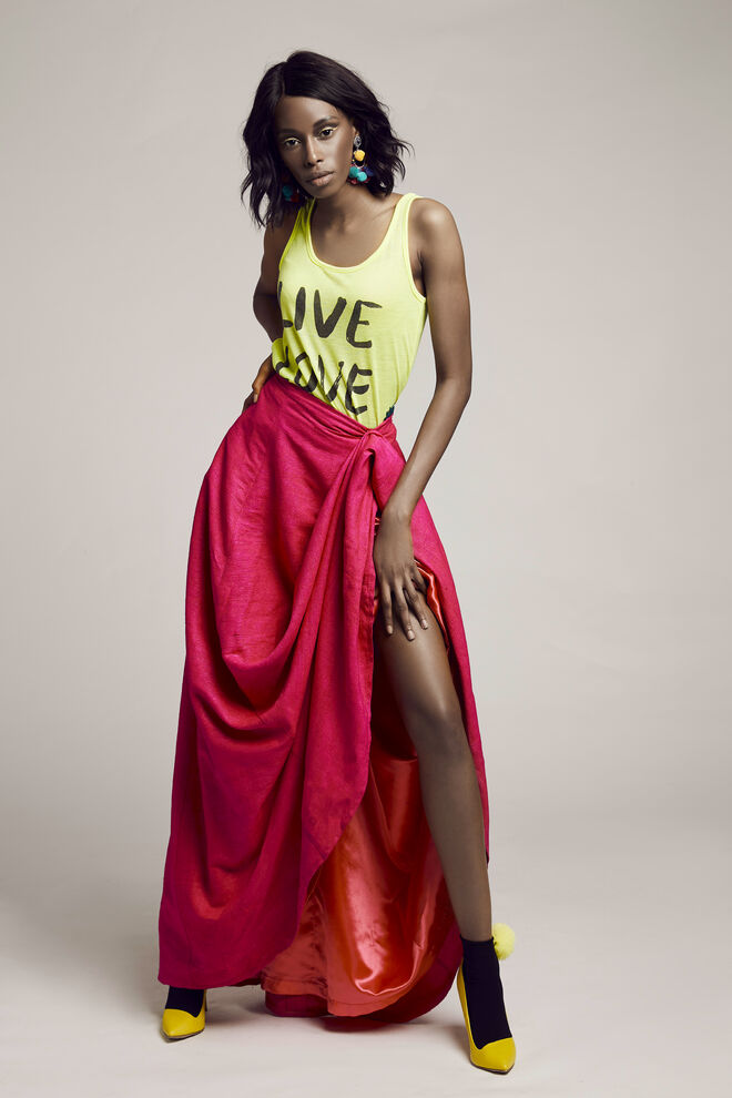 "Néon without limits" | Styling by Marina Luís | Modelo: Allyson, Face Models. Top da produção, vestido Dino Alves na Peris, brincos Parfois, meias Calzedonia, sapatos Aldo na Peris.