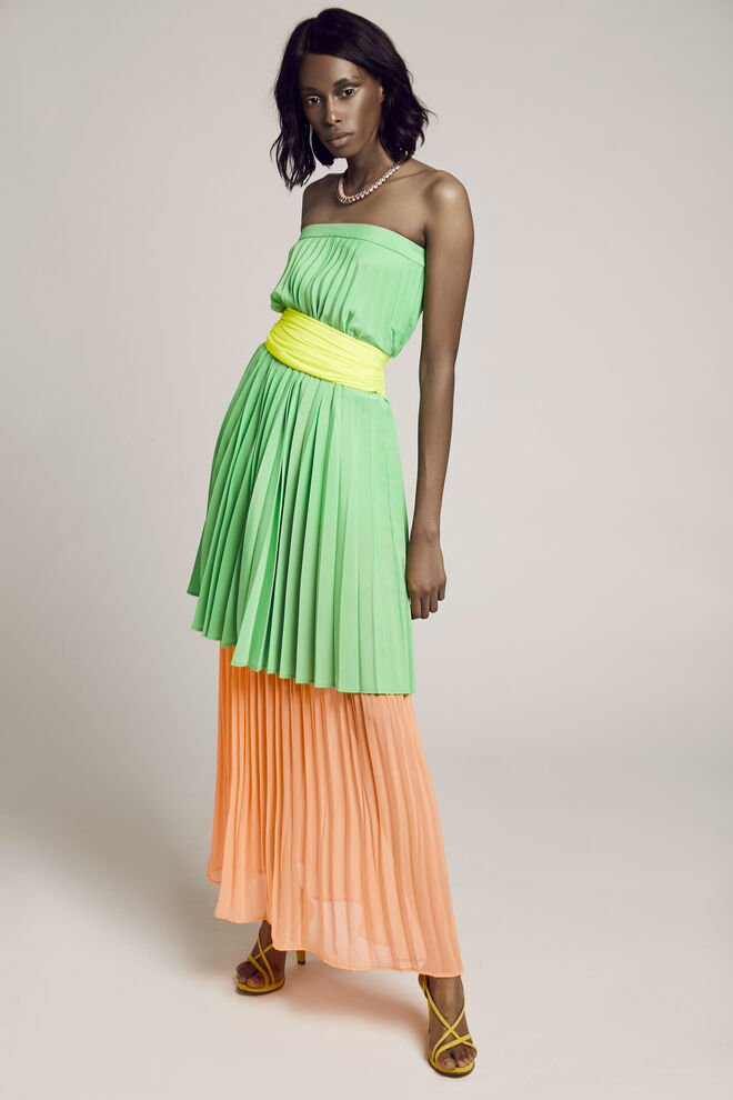 "Néon without limits" | Styling by Marina Luís | Modelo: Allyson, Face Models. Saia, vestido e colar da produção, sandálias Foreva na Peris.