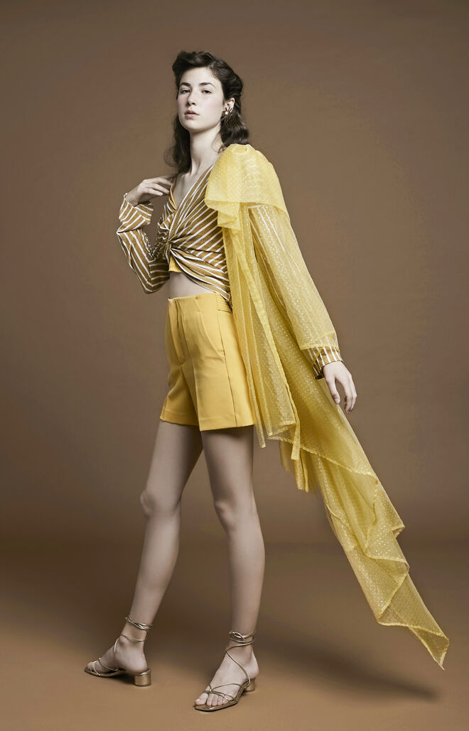 "Kissed by the sun" | Styling by Daniela Gil Ramirez | Modelo: Diana Perdigão, L’Agence. Capa da Peris Costumes, Top as riscas da Produção, Top amarelo da Zara, Calcões da Peris Costumes, Sandália da Zara.