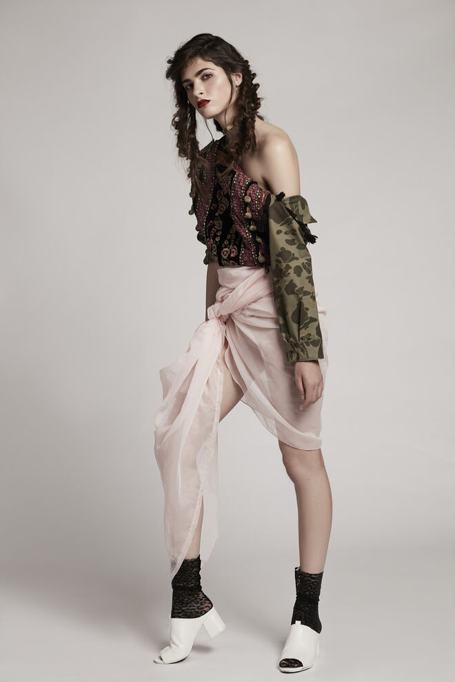 "Military " | Styling by Bruna Ferreira | Modelo: Ariana Macari, Karacter. Casaco, meias e sapatos da produção, lenço (saia) Peris.